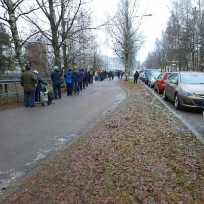 Brödkö i Helsingfors i december 2021. Folk står i en lång kö och väntar på sin tur.
