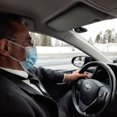 Taxiföretagaren Maher Gerges i sin bil.
