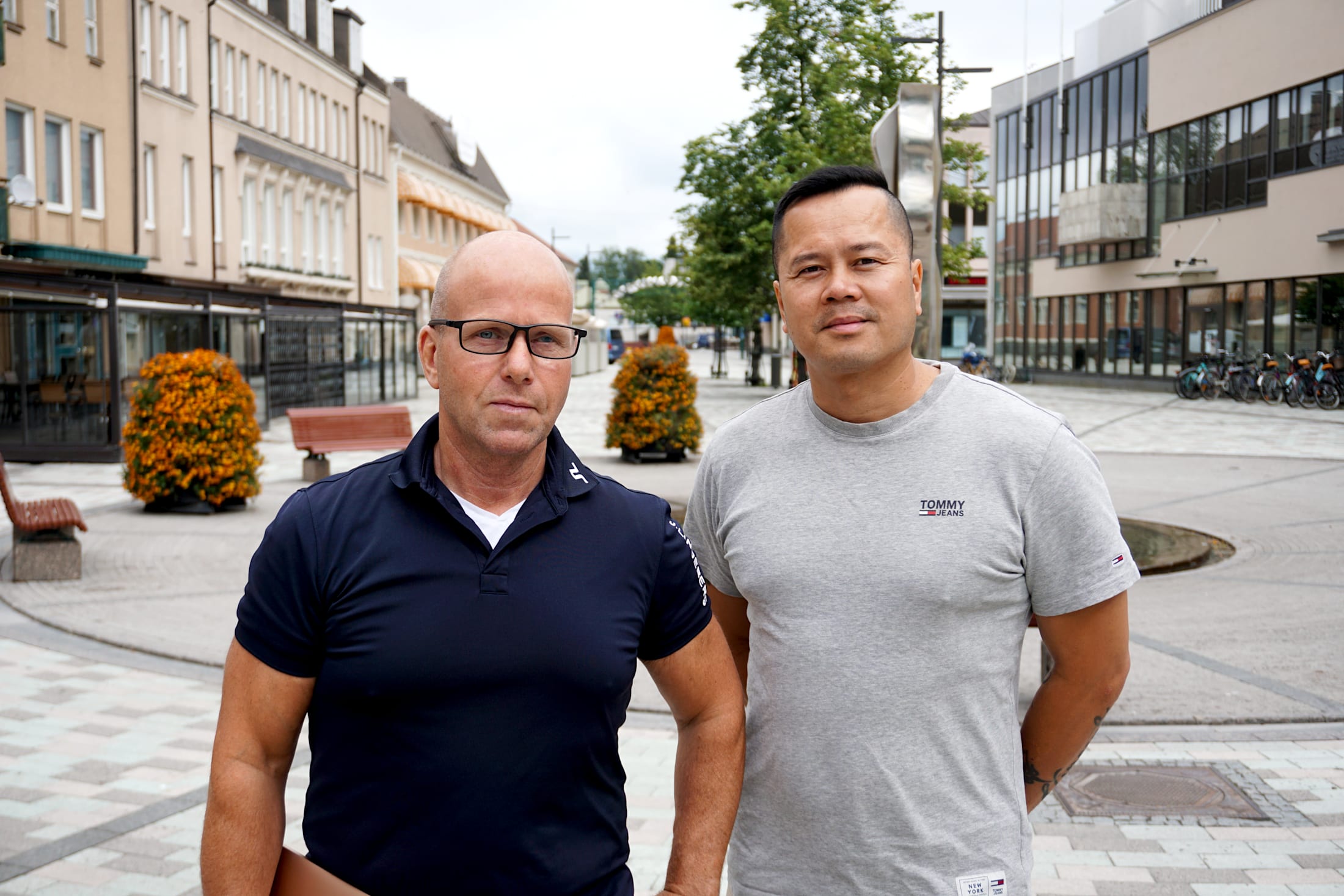 Två män står på en gågata.