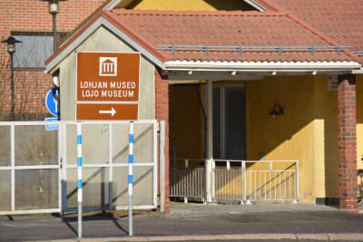 Skylt där det står Lojo museum.