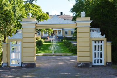 Porten till Sannäs gård.