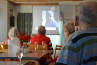 Äldre vid Aftonro ser på premiären av Dora från Lammhom.