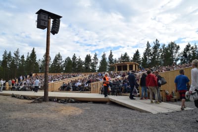 Fullsatt läktare på premiären av Okänd soldat i Harparskog