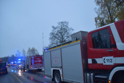 En väg med många utryckningsfordon.
