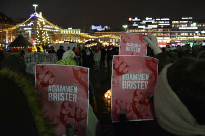 Tre kvinnor håller upp plakat med slagordet #dammenbrister under me too- demonstration. 