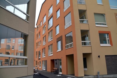 Stort byggnadsområde med färgfulla fasader.