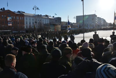 Militär och publik samlade i massor vid Vasa torg.
