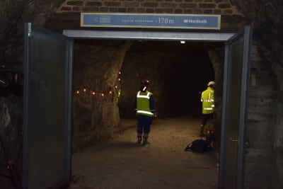 Champagneutrymmet i Tytyri gruva är utmärkt med en skylt vid ingången.