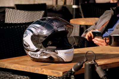 Motorcykelhjälm på ett cafébord.