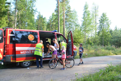 frivilliga brandkåren delar ut vatten och saltgurka på ett löpenvenemang i Vessö