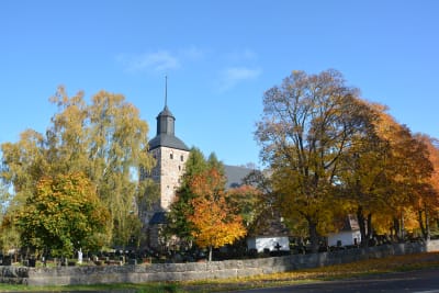 Korpo kyrka inbäddad i vackra höstfärger.