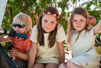 Kolme lasta , kaksi tyttöä ja poika, Natural High Healing Festivaalilla