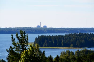 Vy från Kuckostenen mot Hästholmens kärnkraftverk.
