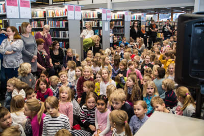 Hav av barn i biblioteket