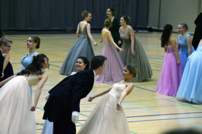 Uppklädda ungdomar dansar gamlas dans.
