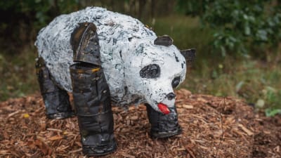 Romumetallista ja muista jätemateriaaleista tehty panda-veistos.