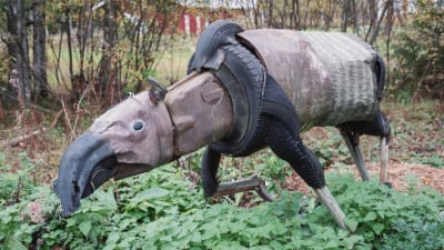 Romumetallista ja muista jätemateriaaleista tehty eläinveistos.