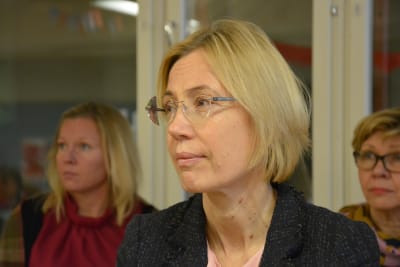 Liliane Kjellman, en dam med ljust hår och glasögon, är servicedirektör för svenskspråkig fostran och utbildning i Åbo stad.