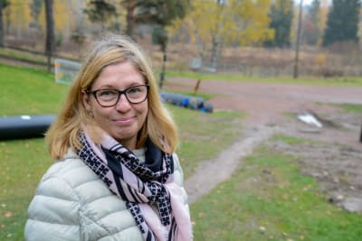 Porträtt av Elina Antila, fotad utomhus. 