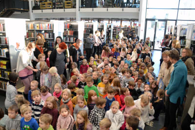 Barnjuryn i Borgå stadsbibliotek 06.02.20 i samband med Runeberg-junior prisutdelningen.