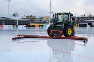 Traktor "sopar" bort vatten från centralidrottsplanen i Borgå 17.02.20