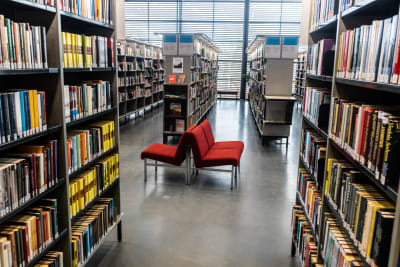 Tomt på kunder bland hyllorna i biblioteket.
