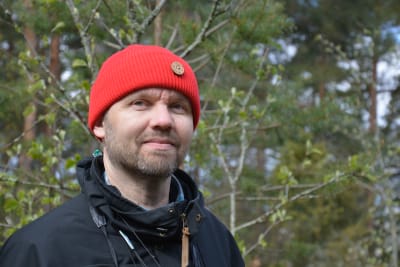 Naturskollärare Jonas Heikkilä från Åbolands naturskola, en man med röd mössa och skäggstubb.