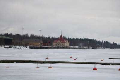 En hamn i vintertid.