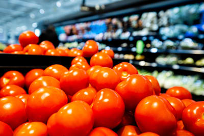 tomater i en hög i grönsaksavdelningen i en affär