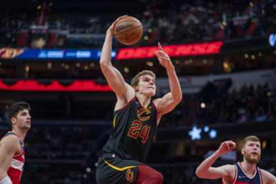 Lauri Markkanen tar ansats med bollen.