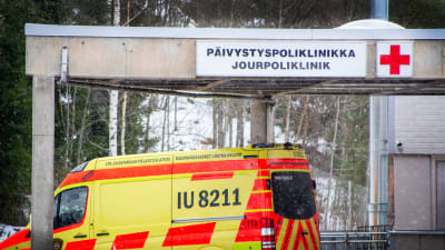 En ambulans står framför Borgå sjukhus. På sjukhuset står det "jourpoliklinik".