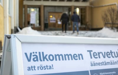 Skylt som välkomnar personer att rösta.