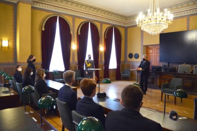 President Sauli Niinistö lyssnar vad Borgå ungdomsfullmäktige har att säga i Borgå stadshus stora sal.