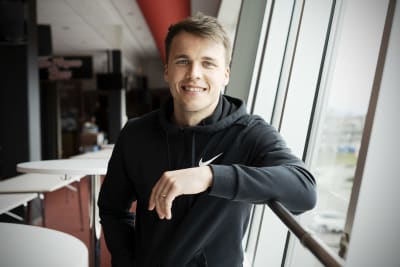 Simon Skrabb fotograferad i Kalmar våren 2022.