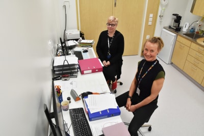 Gabriella Stenvall-Vihervuori (bakom) och Maiju Syrjälä i sjukhusskolan Kiinamyllyn koulus enhet i Åbo universitetscentralsjukhus byggnad Fyrsjukhuset i Åbo den 13.5.2022.