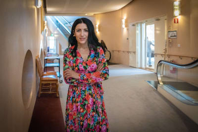 Amineh Kakabaveh står med armarna i kors.