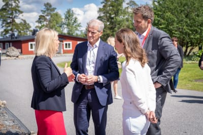 Jonas Gahr Störe står tillsammans med Sanna Marin och Magdalena Andersson utomhus.