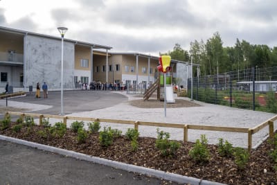 En nybyggd stor skola med många elever utanför dörren. Läsårsstart 2022 i Sjundeå.