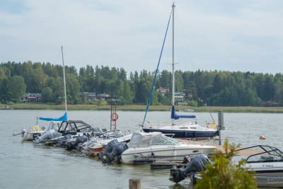 Båtar vid Hammars småbåtshamn i Borgå.