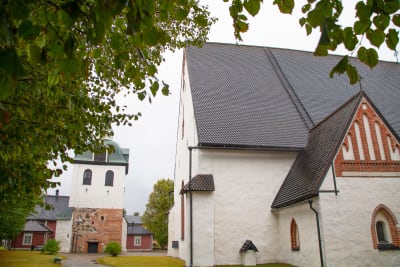 Borgå domkyrka och tillhörande kyrkotornet från kyrkotorgets håll.