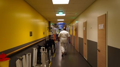 Sjukskötare Janne Smeds går i en korridor i Vasa centralsjukhus.