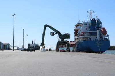Ett fartyg lastas i Kaskö hamn.