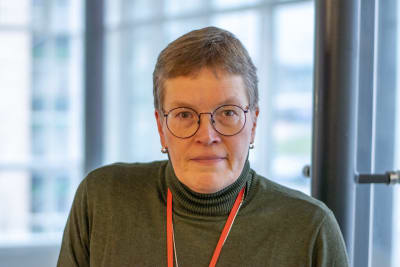 Kvinna i närbild.