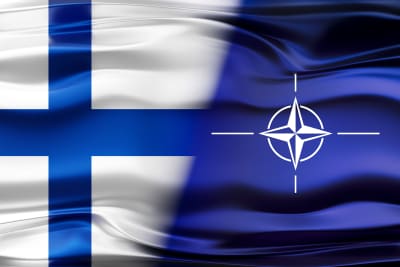 Finlands och Natos flaggor.