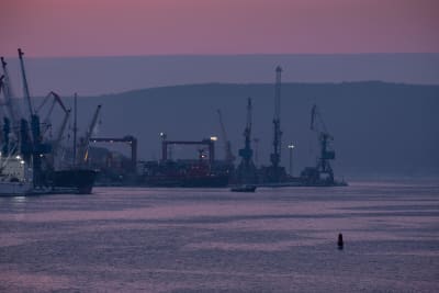 Hamnen i Vladivostok i morgongryning.