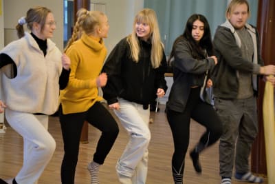 Akans elever övar ett dansnummer inför sin julföreställning.