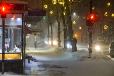 En person går genom snöyran på Mannerheimgatan.