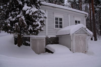 I det här gråa timmerhuset på begravningsplatsen i Borgå finns både likkällare och redskapsförråd.