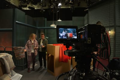 BUU-programledarna står framför en filmkamera och syns också i kamerans skärm.