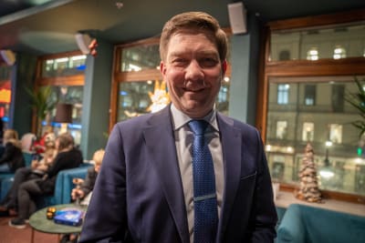 Thomas Blomqvist tittar in i kameran.